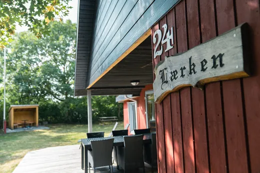 Huset hedder Lærken. Den overdækkede terrasse betyder, at I kan spise ude uanset vejret.