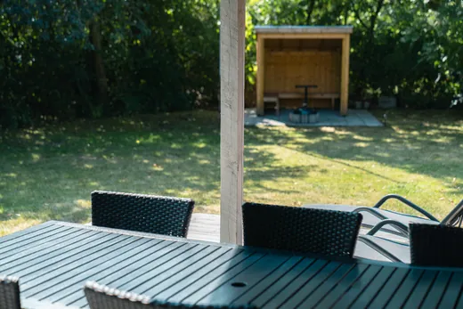 Terrassebordet under den overdækkede del.