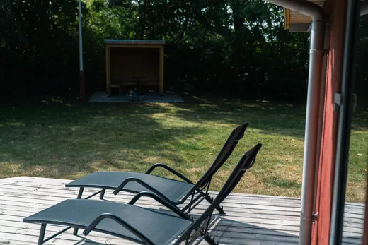 Liggestolene på terrassen.