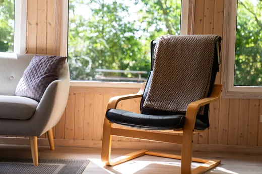 En lænestol ved vinduet i udestuen.